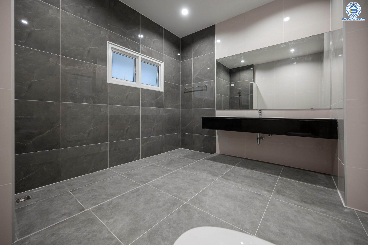 บ้านมือสองตกแต่งใหม่ โครงการ เดอะเวอรีเดียนโฮม กาญจนาภิเษก เนื้อที่กว้าง 75 ตร.ว. ฟังก์ชัน 3 ห้องนอน 4 ห้องน้ำ 1 ห้องอเนกประสงค์ 1 ห้องแม่บ้าน จอดรถได้ 2 จอด บนทำเลดี ติดถนนกาญจนาภิเษก เชื่อมต่อถนนรัตนาธิเบศร์ ถนนนครอินทร์ ถนนกาญจนาภิเษก ใกล้รถไฟฟ้าสายสีม่วง "สถานีตลาดบางใหญ่" และจุดขึ้นทางด่วน "ศรีรัช"...